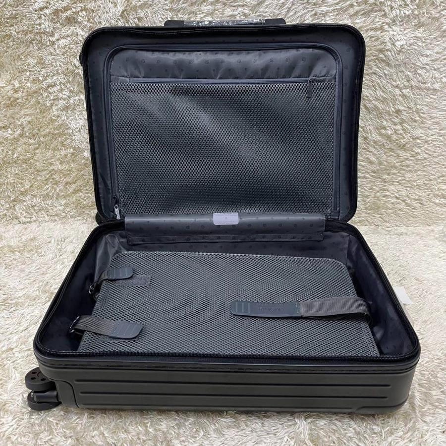RIMOWA Essential Cabin – Gloss Black